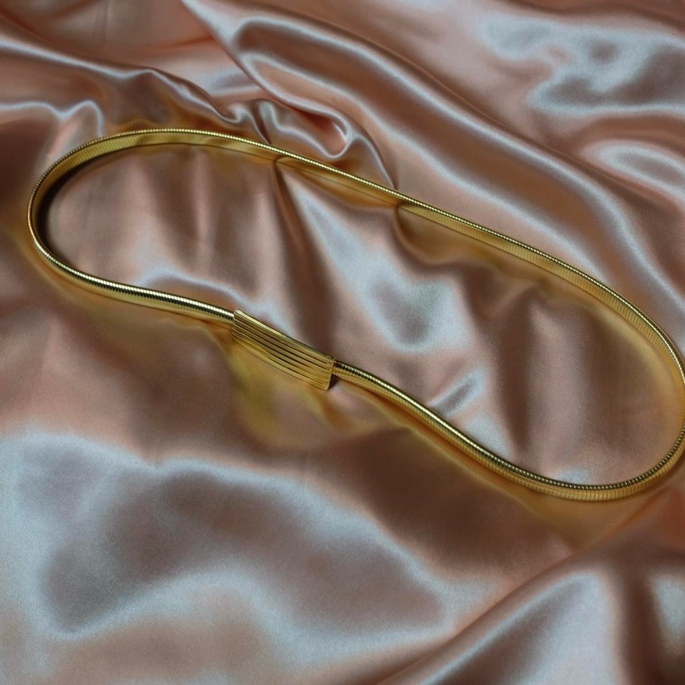 Stretchy gold metal belt